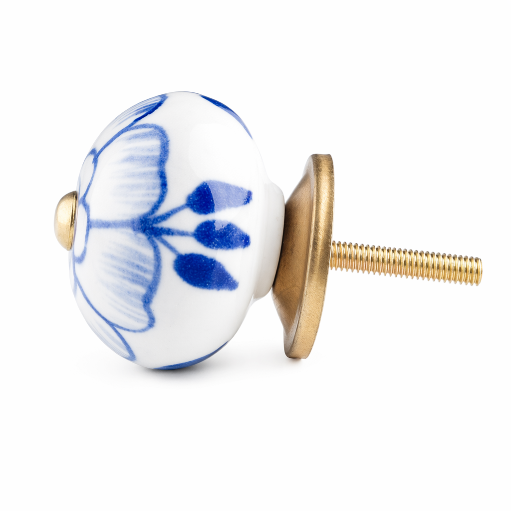 Vit knopp med stor blå blomma