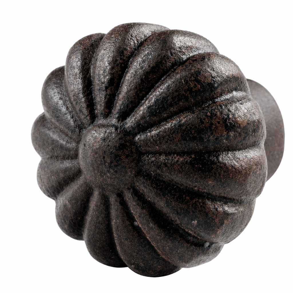 Gedigen blomknopp i metall