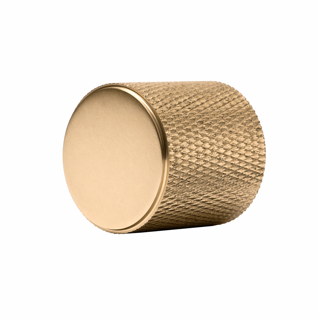 Skåpknopp cylinder i matt mässing med lättrad kant