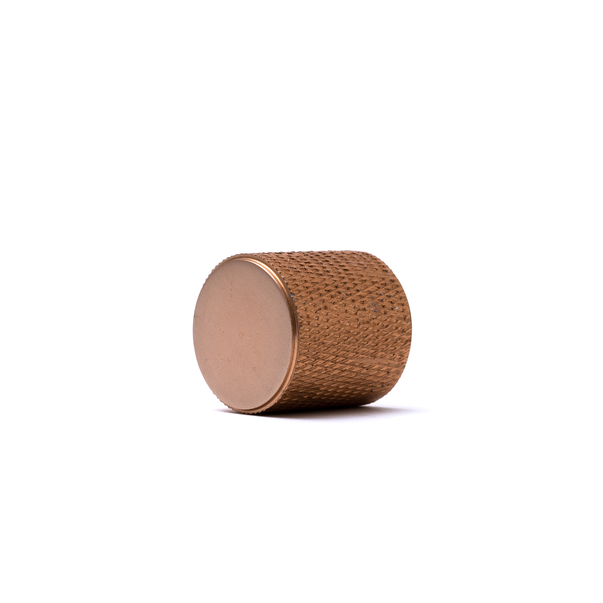 Skåpknopp cylinder i färgen roséguld med lättrad kant