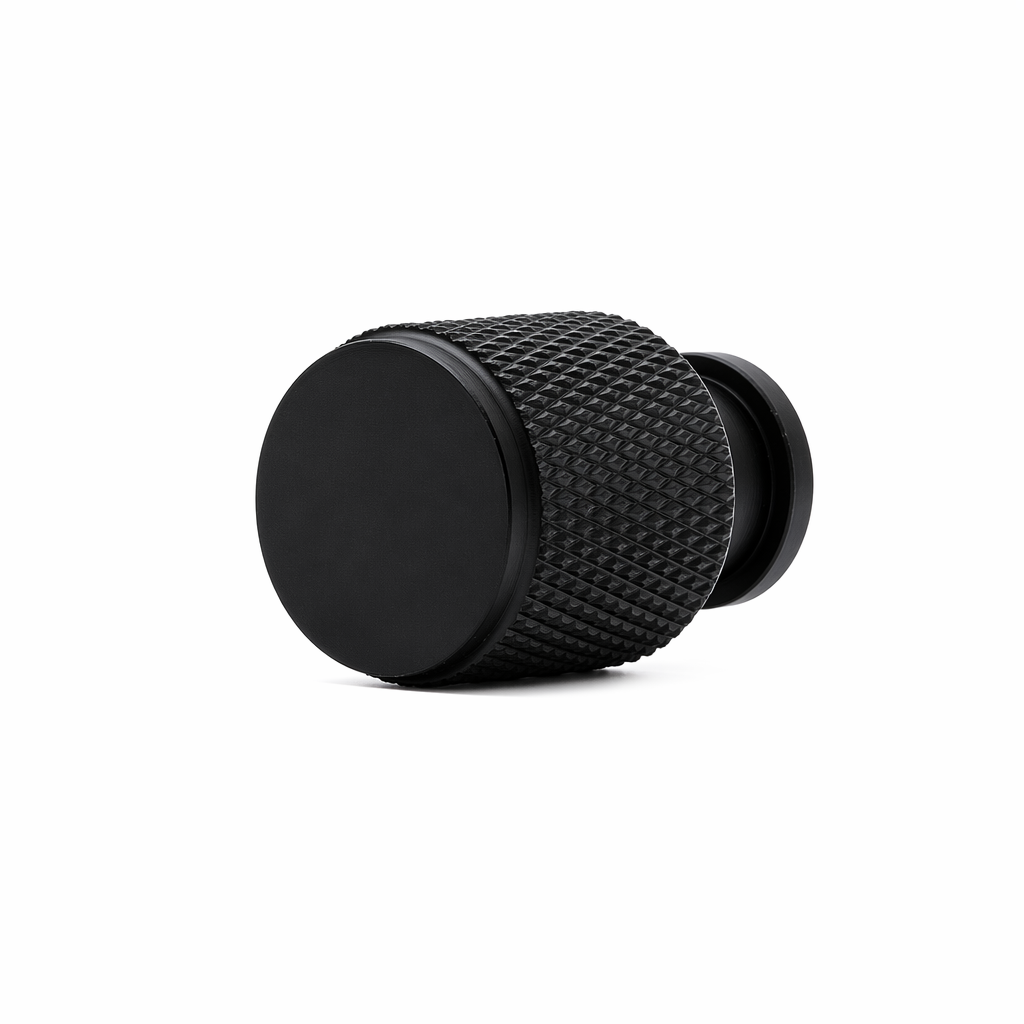 Skåpknopp Jirana i matt svart med lättrad kant, 18 mm
