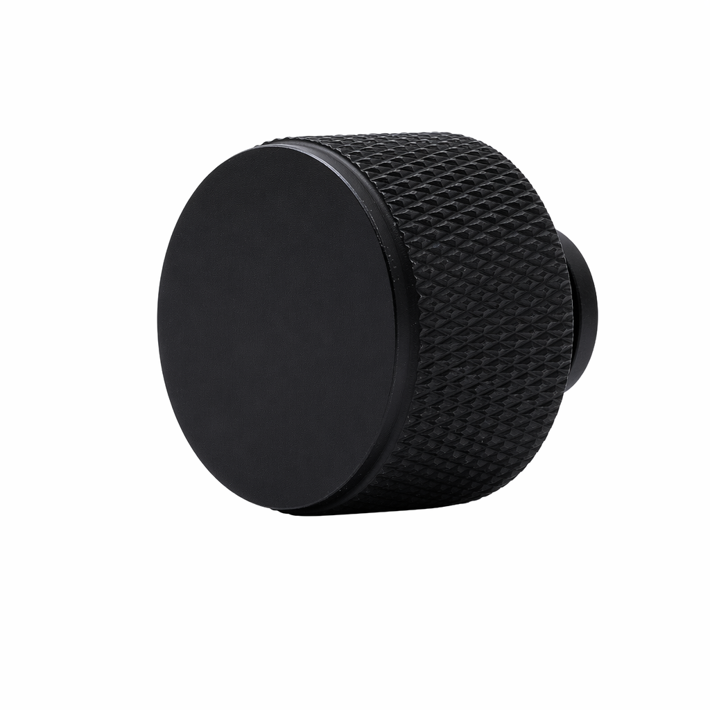 Skåpknopp Jirana i matt svart med lättrad kant, 28 mm