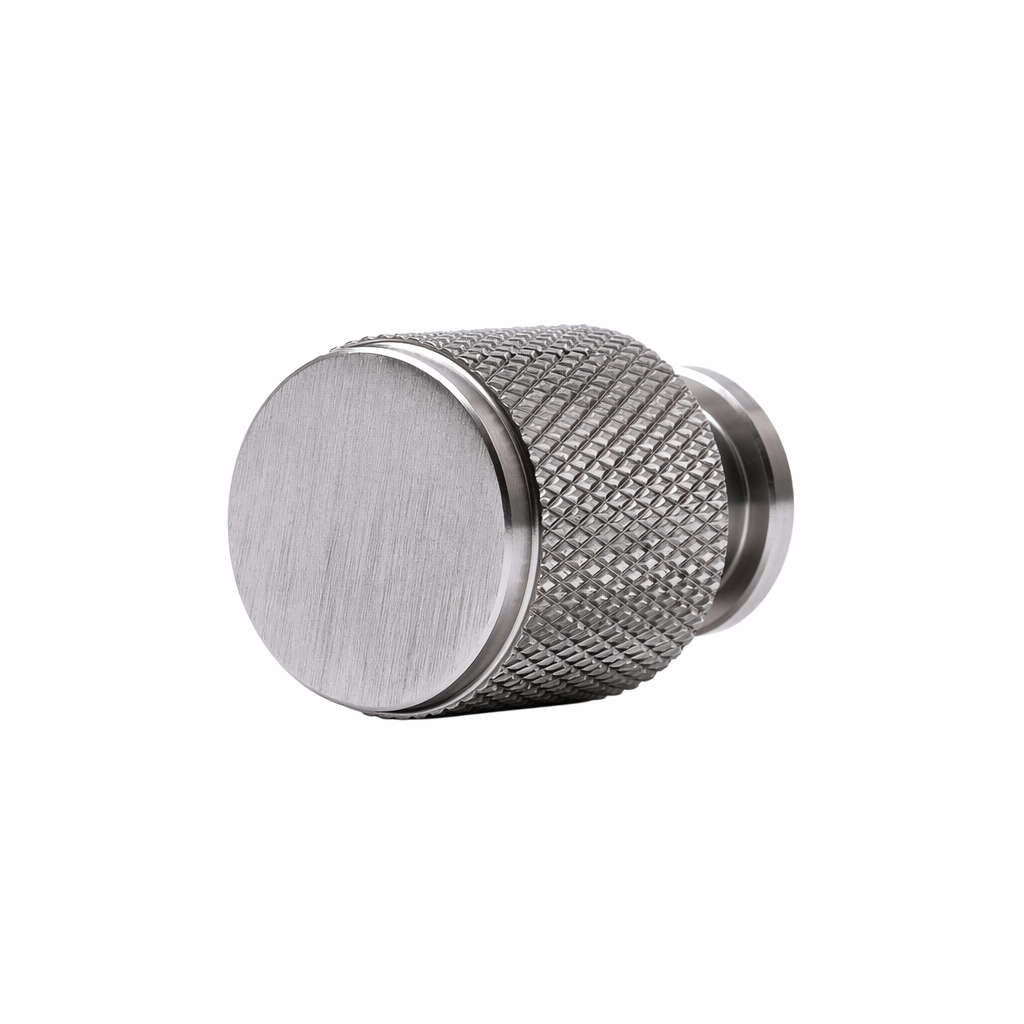 Skåpknopp Jirana i borstat stål med lättrad kant, 18 mm