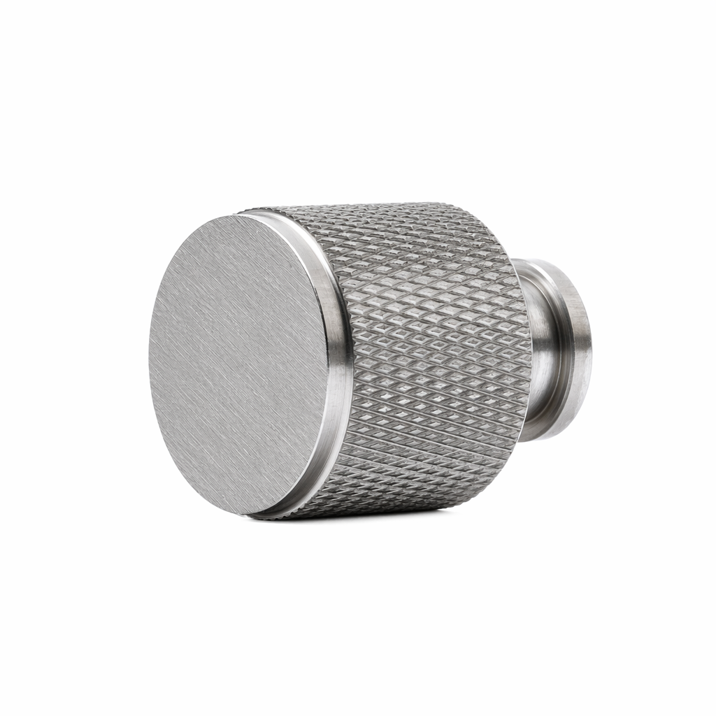 Skåpknopp Jirana i borstat stål med lättrad kant, 22 mm