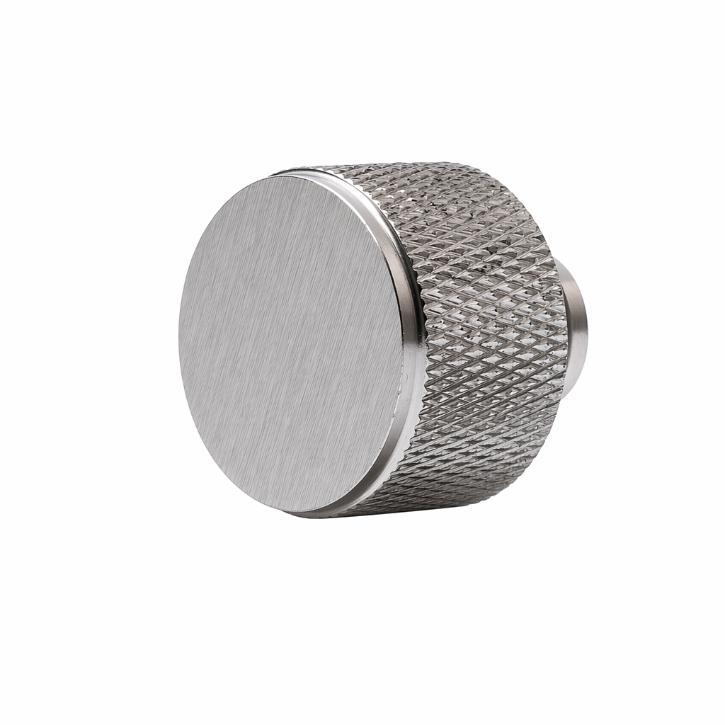 Skåpknopp Jirana i borstat stål med lättrad kant, 28 mm
